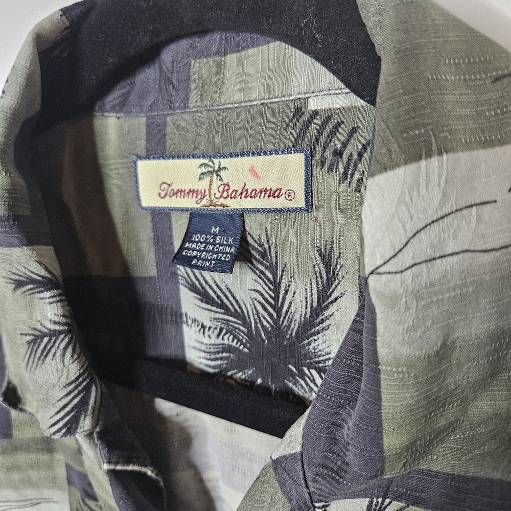 Tommy Bahama 100% Silk Mens Medium Tropical Print Hawaiian Shirt Green Black - Picture 2 of 3